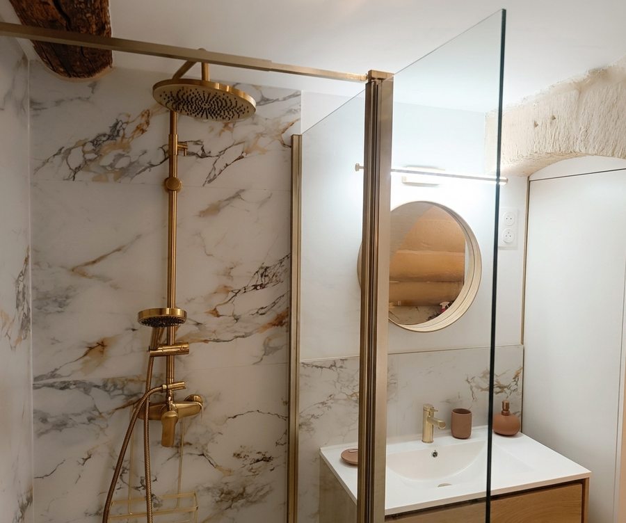 Salle de bain marbre et robinetterie dorée